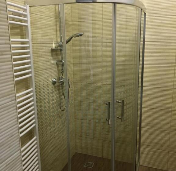 家庭间, Kristály Apartmanok