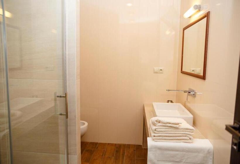 جناح جونيور مزوَّد بشرفة, Penzión V Inom Svete