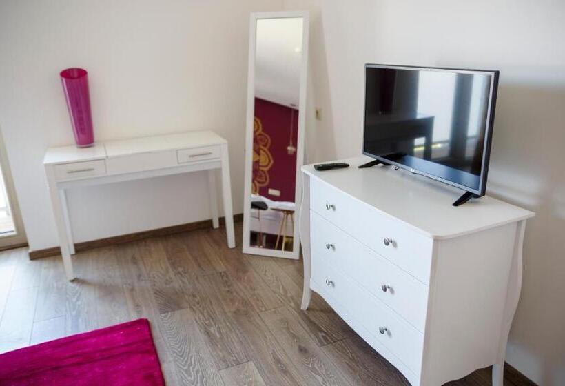 جناح جونيور مزوَّد بشرفة, Penzión V Inom Svete