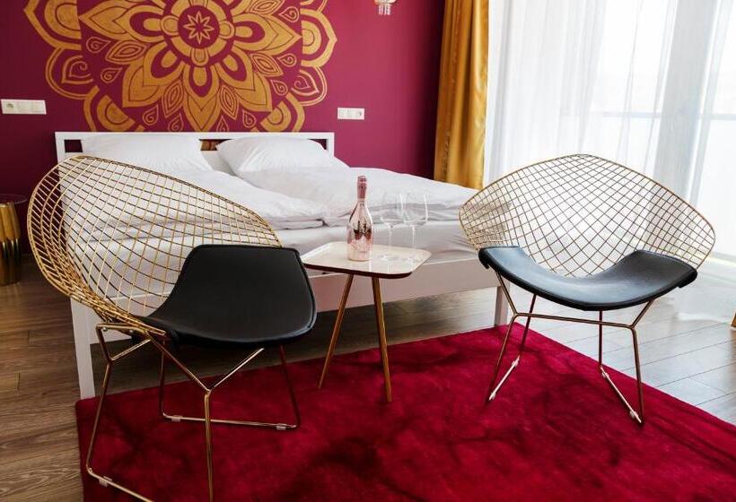 جناح جونيور مزوَّد بشرفة, Penzión V Inom Svete