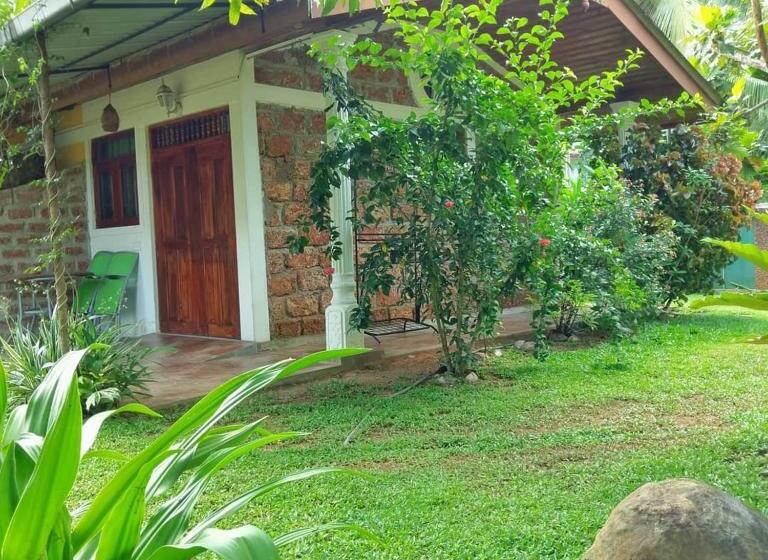 بنجلو عائلى, Selavi Resort Bentota