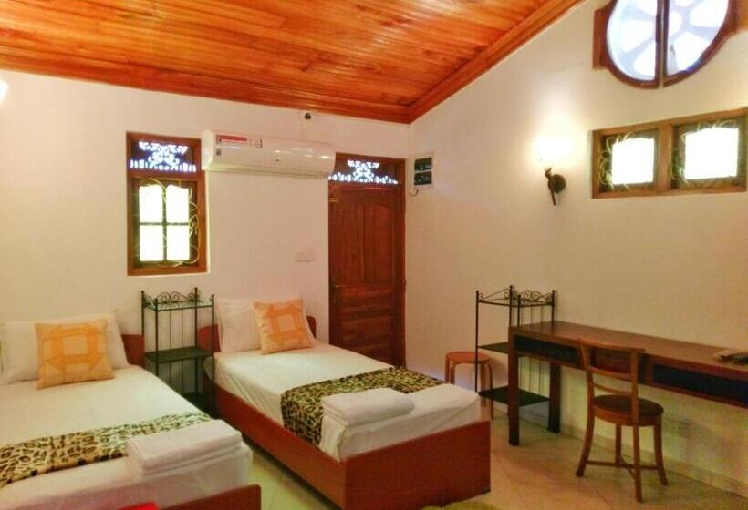 بنجلو عائلى, Selavi Resort Bentota