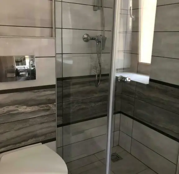 Deluxe Kolmen Hengen Huone, Tardosi Vendégház