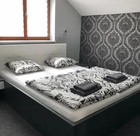 Deluxe-perhehuone, Tardosi Vendégház