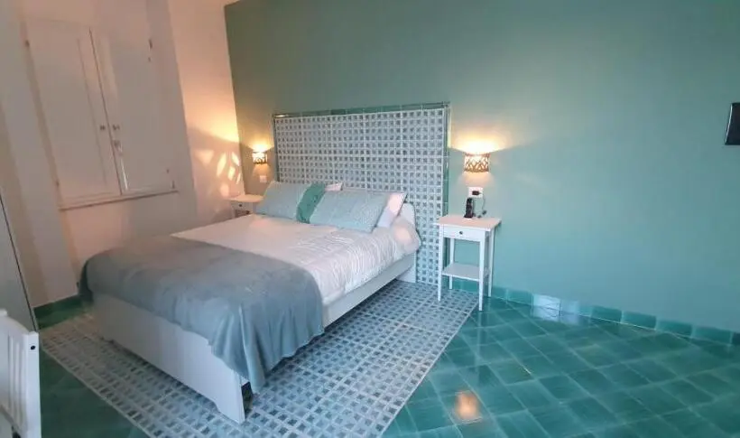 اتاق لوکس با چشم‌انداز دریا, B&b Fish
