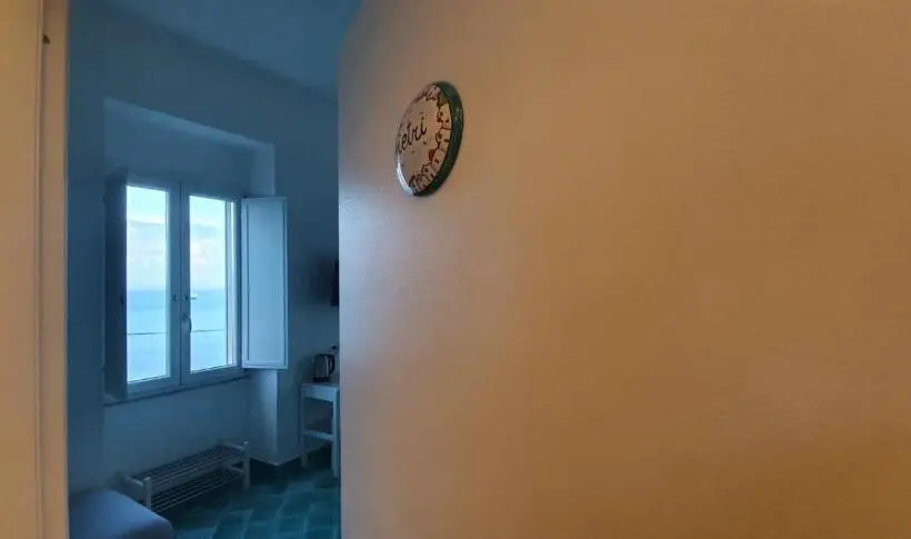 اتاق لوکس با چشم‌انداز دریا, B&b Fish
