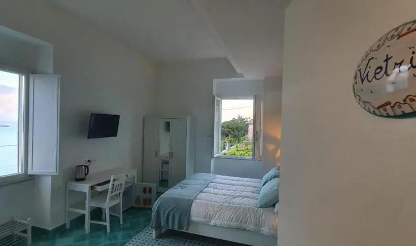 اتاق لوکس با چشم‌انداز دریا, B&b Fish