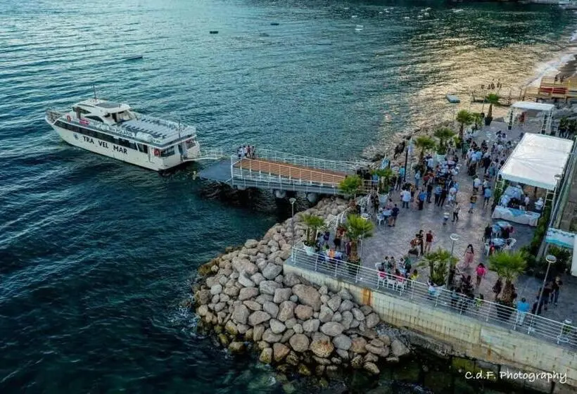 اتاق لوکس با چشم‌انداز دریا, B&b Fish