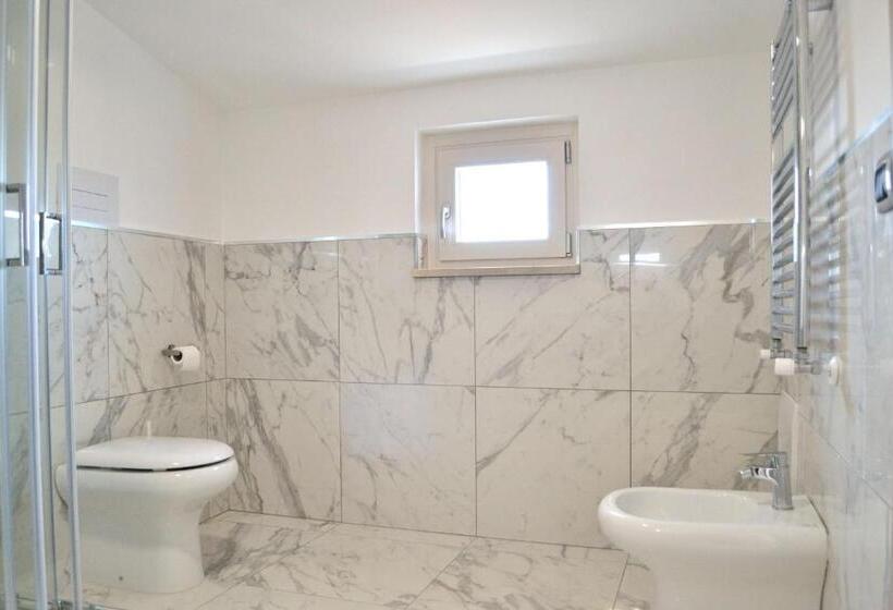 豪华三人间, B&b Cloud