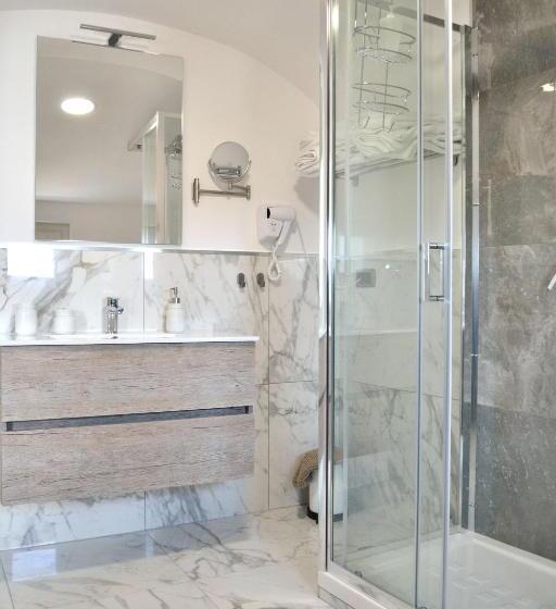 豪华三人间, B&b Cloud