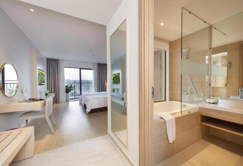 اتاق خانوادگی با چشمانداز جانبی دریا, Dqua