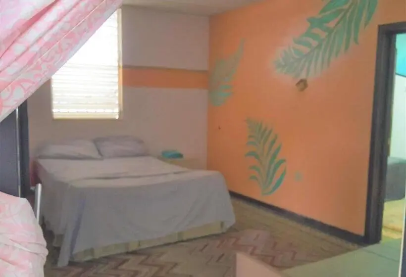 سوییت خانوادگی, Medusa's Hostel