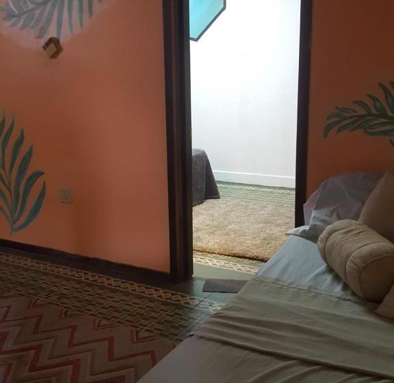 سوییت خانوادگی, Medusa's Hostel