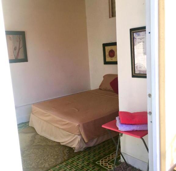 خانه 1 خوابه, Medusa's Hostel