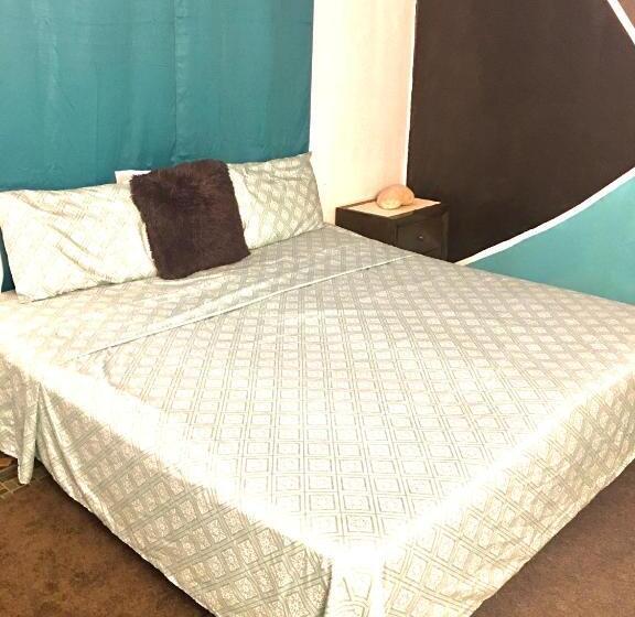 خانه 1 خوابه, Medusa's Hostel