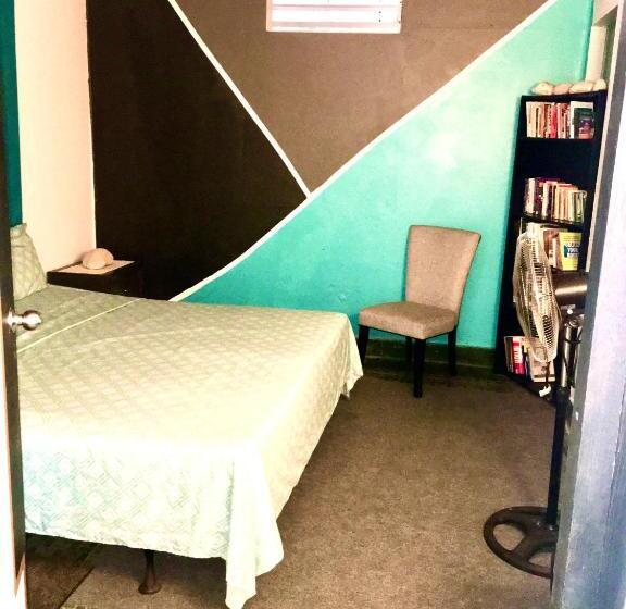 خانه 1 خوابه, Medusa's Hostel