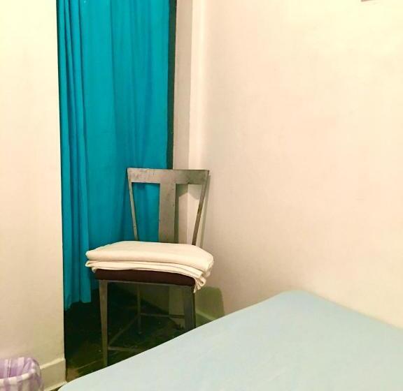 خانه 1 خوابه, Medusa's Hostel