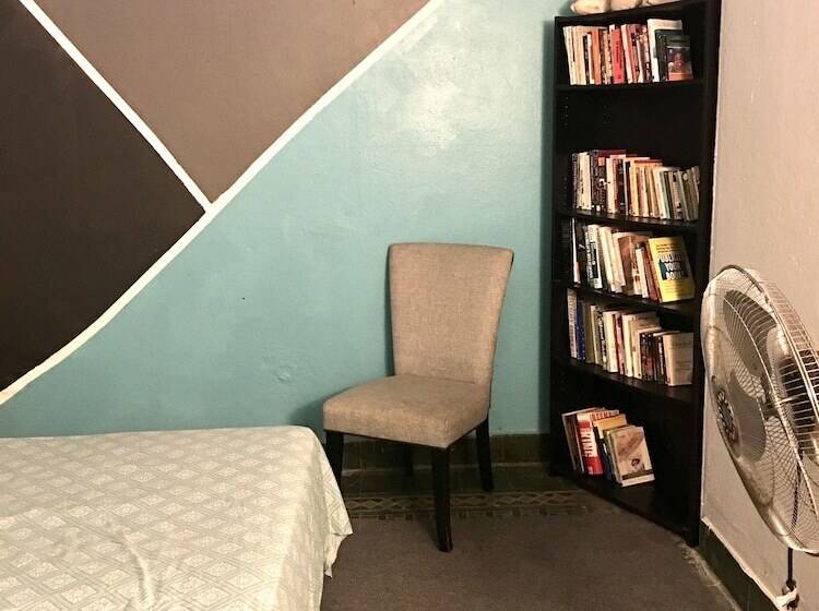 اتاق لوکس, Medusa's Hostel