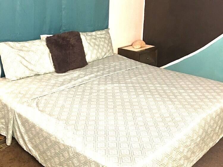 اتاق لوکس, Medusa's Hostel