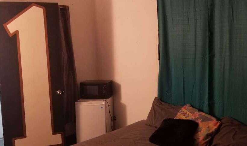 اتاق لوکس, Medusa's Hostel