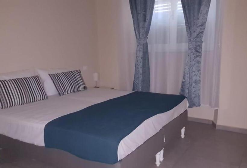 اتاق لوکس, Paradise Inn