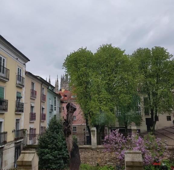 اتاق لوکس با بالکن, Art Burgos