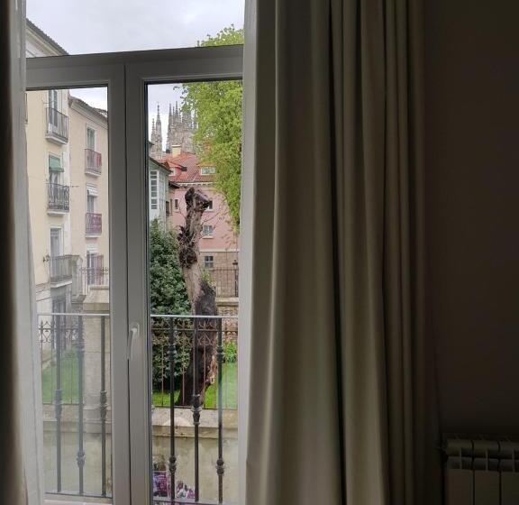 اتاق لوکس با بالکن, Art Burgos