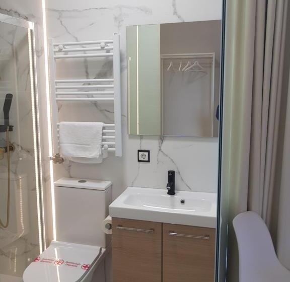 اتاق لوکس با بالکن, Art Burgos