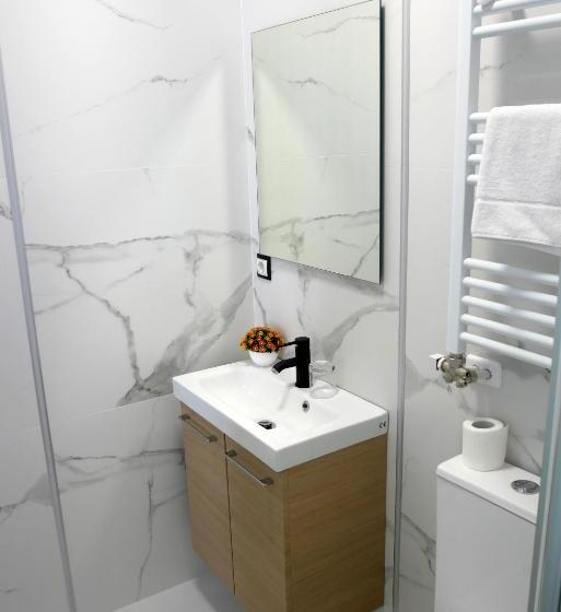 اتاق لوکس با بالکن, Art Burgos