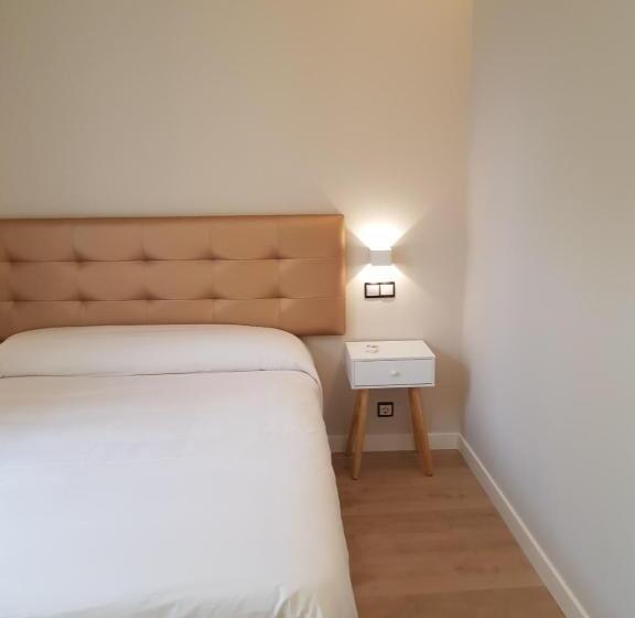 اتاق لوکس با بالکن, Art Burgos