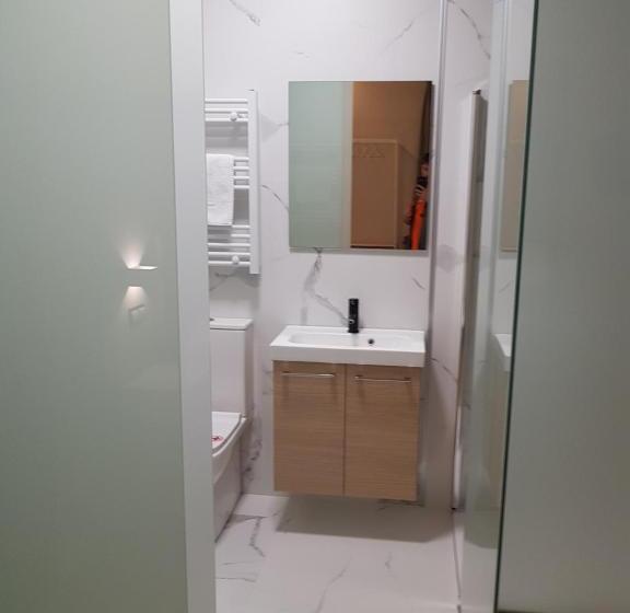 اتاق لوکس, Art Burgos