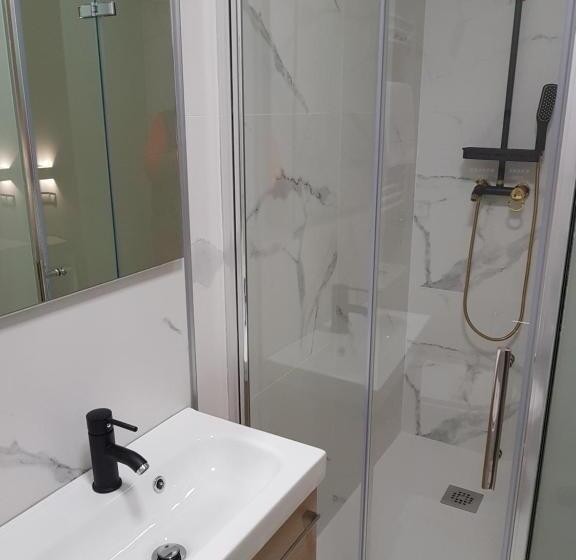 اتاق لوکس, Art Burgos