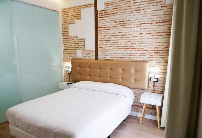 اتاق لوکس, Art Burgos