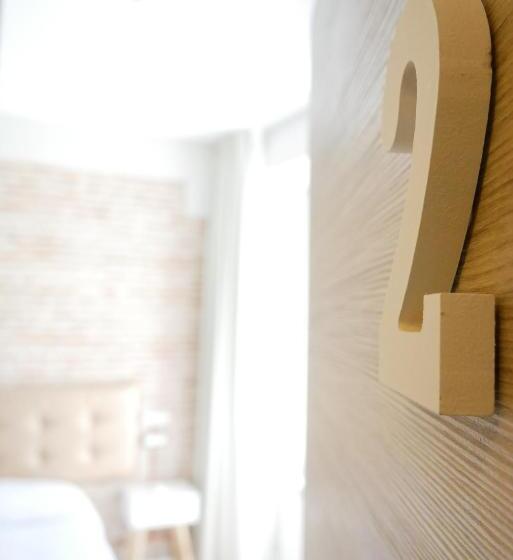 اتاق لوکس, Art Burgos