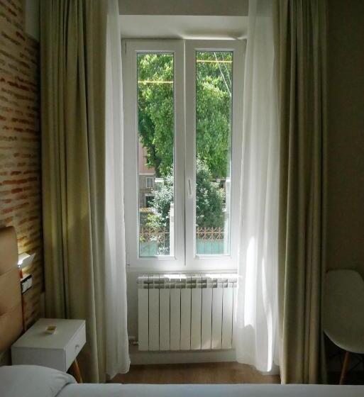 اتاق لوکس, Art Burgos