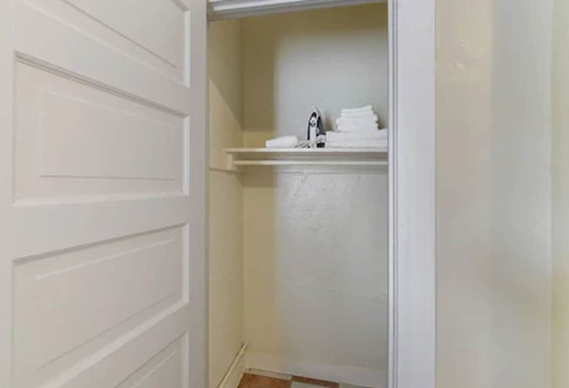 غرفة قياسية فردية, Pads On Pasadena Ave