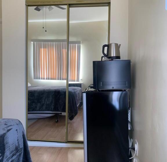 إستوديو قياسى, Pads On Pasadena Ave