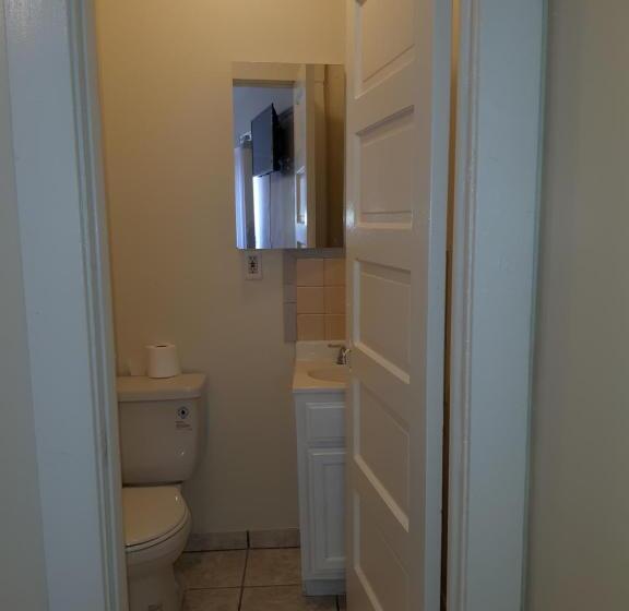 إستوديو ديلوكس, Pads On Pasadena Ave