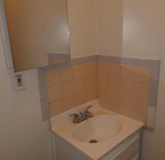 إستوديو ديلوكس, Pads On Pasadena Ave