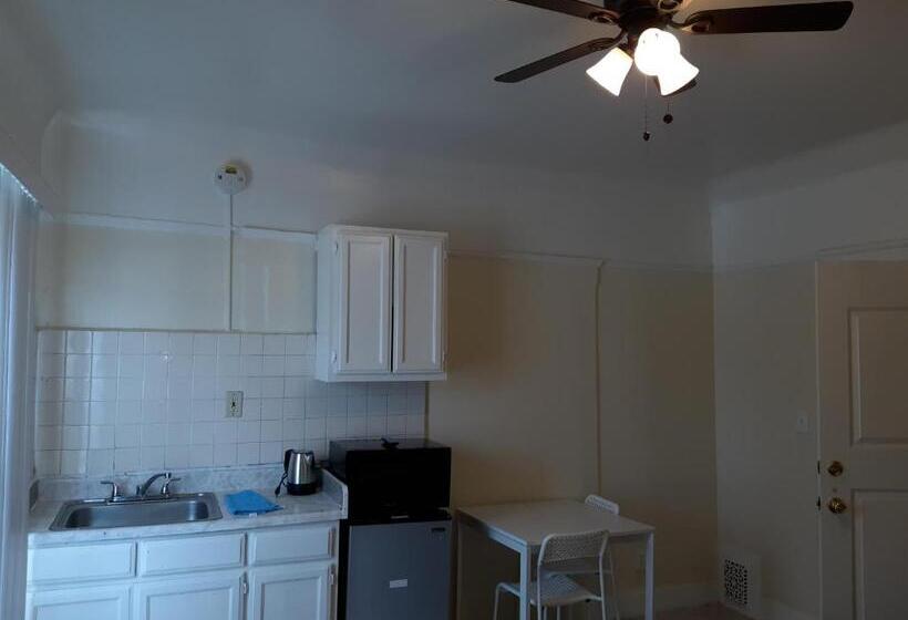 إستوديو ديلوكس, Pads On Pasadena Ave