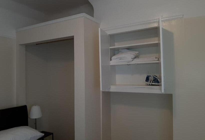 إستوديو ديلوكس, Pads On Pasadena Ave