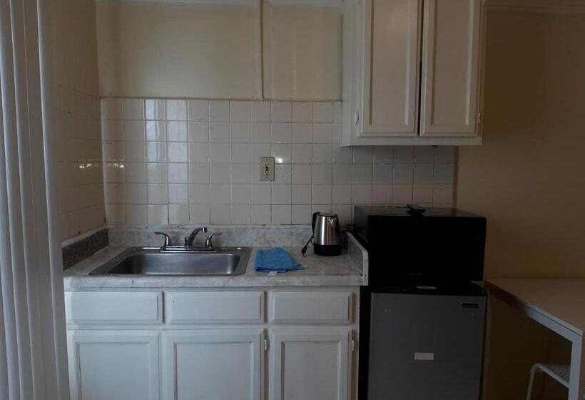 إستوديو ديلوكس, Pads On Pasadena Ave