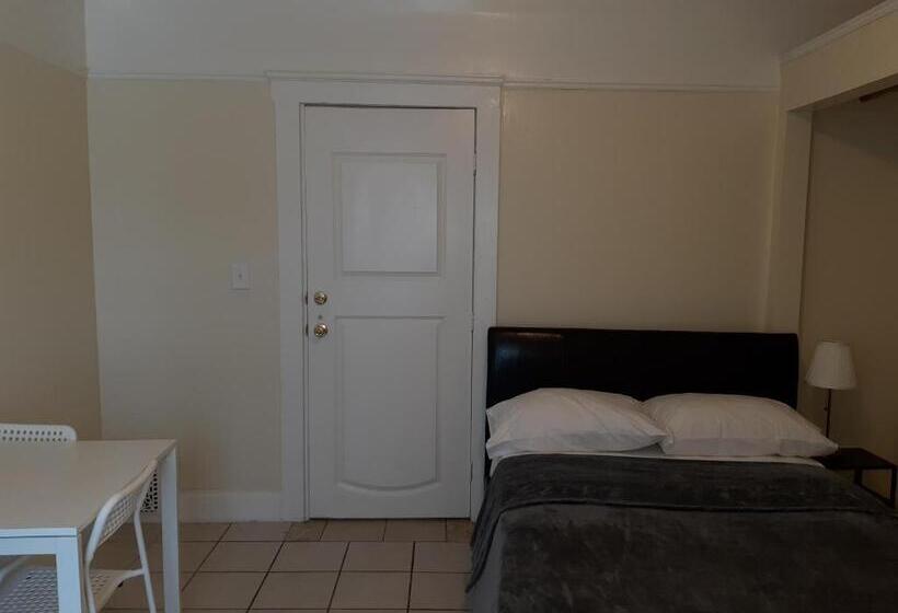 إستوديو ديلوكس, Pads On Pasadena Ave