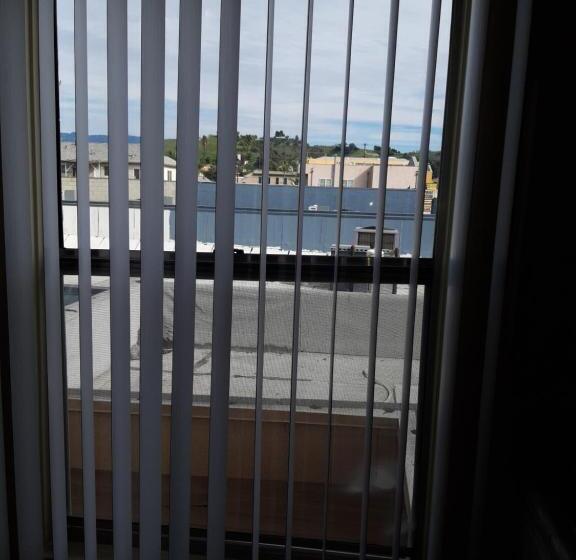 إستوديو ديلوكس, Pads On Pasadena Ave