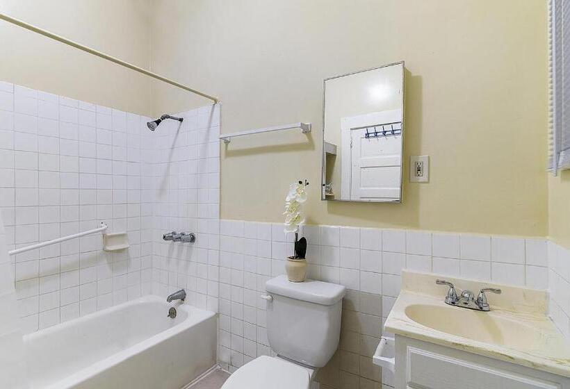 إستوديو ديلوكس, Pads On Pasadena Ave