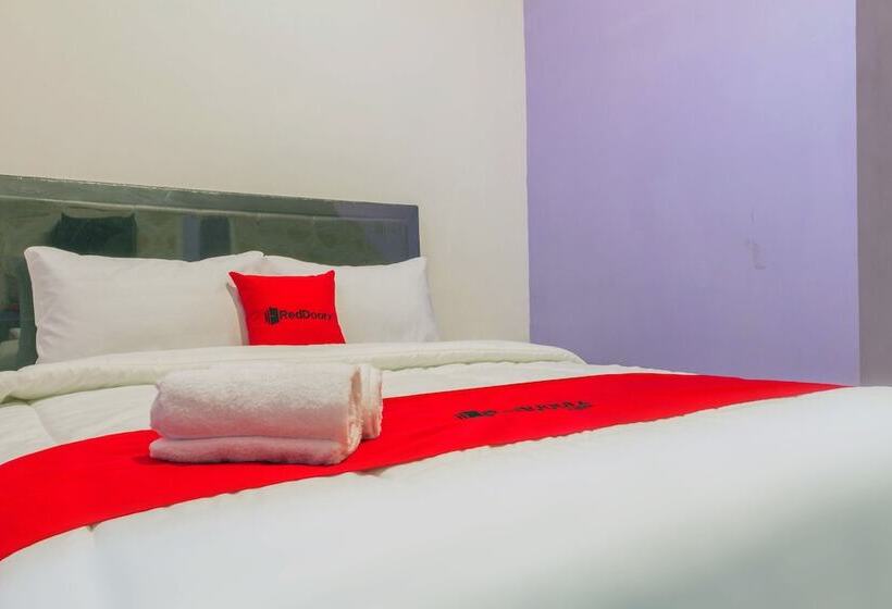 Номер Economy, Reddoorz Plus @ Tuparev Cirebon 2