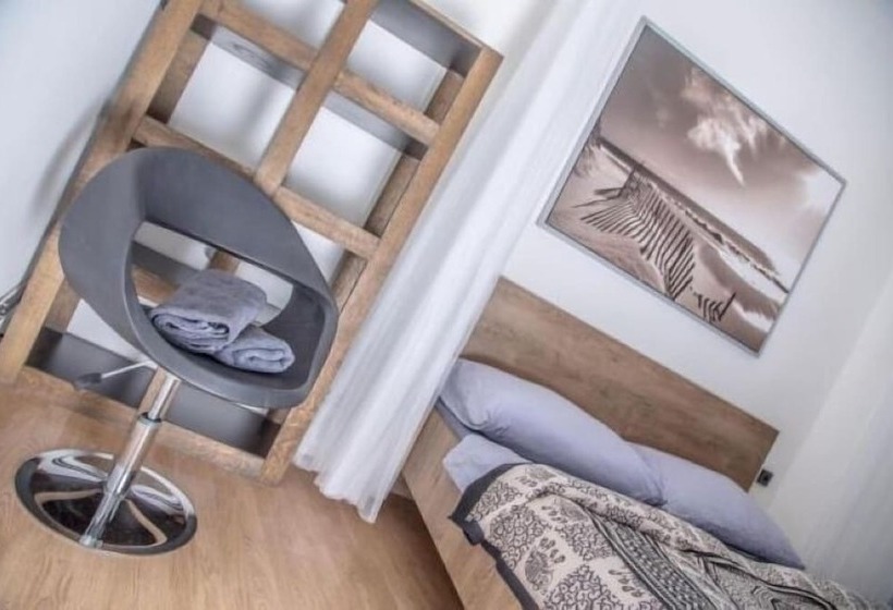 اتاق استاندارد با سرویس بهداشتی مشترک, Wake Up Wellness Hostel