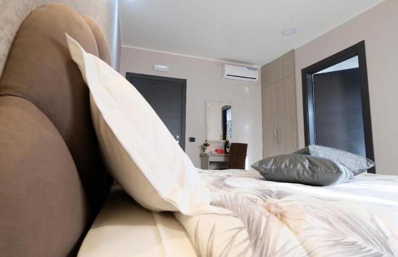 اتاق استاندارد با تخت بزرگ, L'incanto