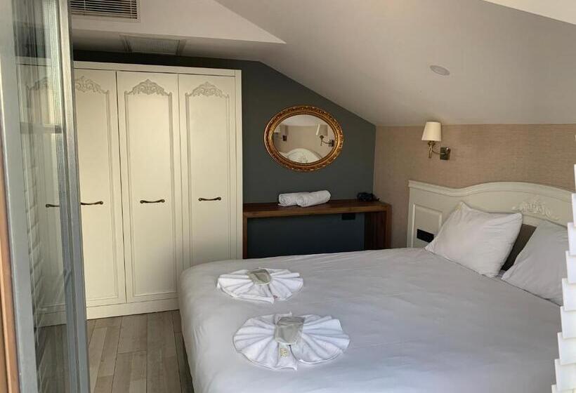 Deluxe Suite King Bed, White Golden Suite