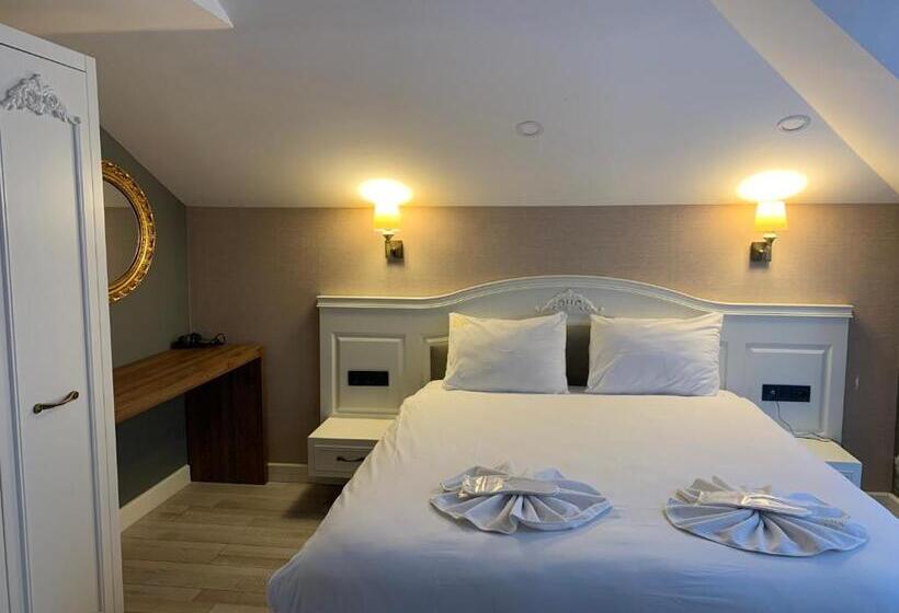 Deluxe Suite King Bed, White Golden Suite